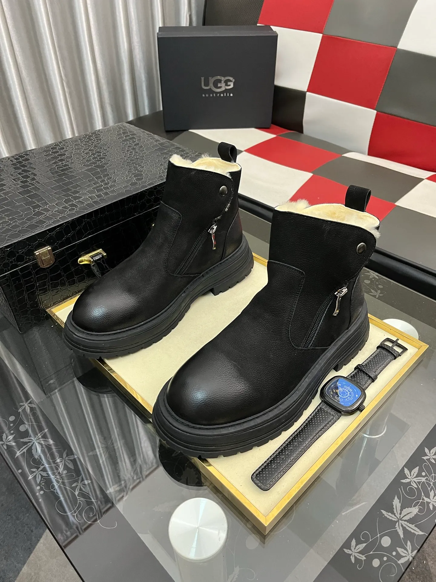 Ex-factory price: 680⌚️⌚️Thick wool imported from Australia Brand: UGG genuine purchasing agent Size: 39-44 (45 customized) Grade: Official website 1:1 Material: First layer of genuine leather waterproof and antifreeze upper Real wool lining Original non-slip and wear-resistant outsole Style category: Men's casual shoes Trendy style Comfortable on the feet Color: Official website color synchronization